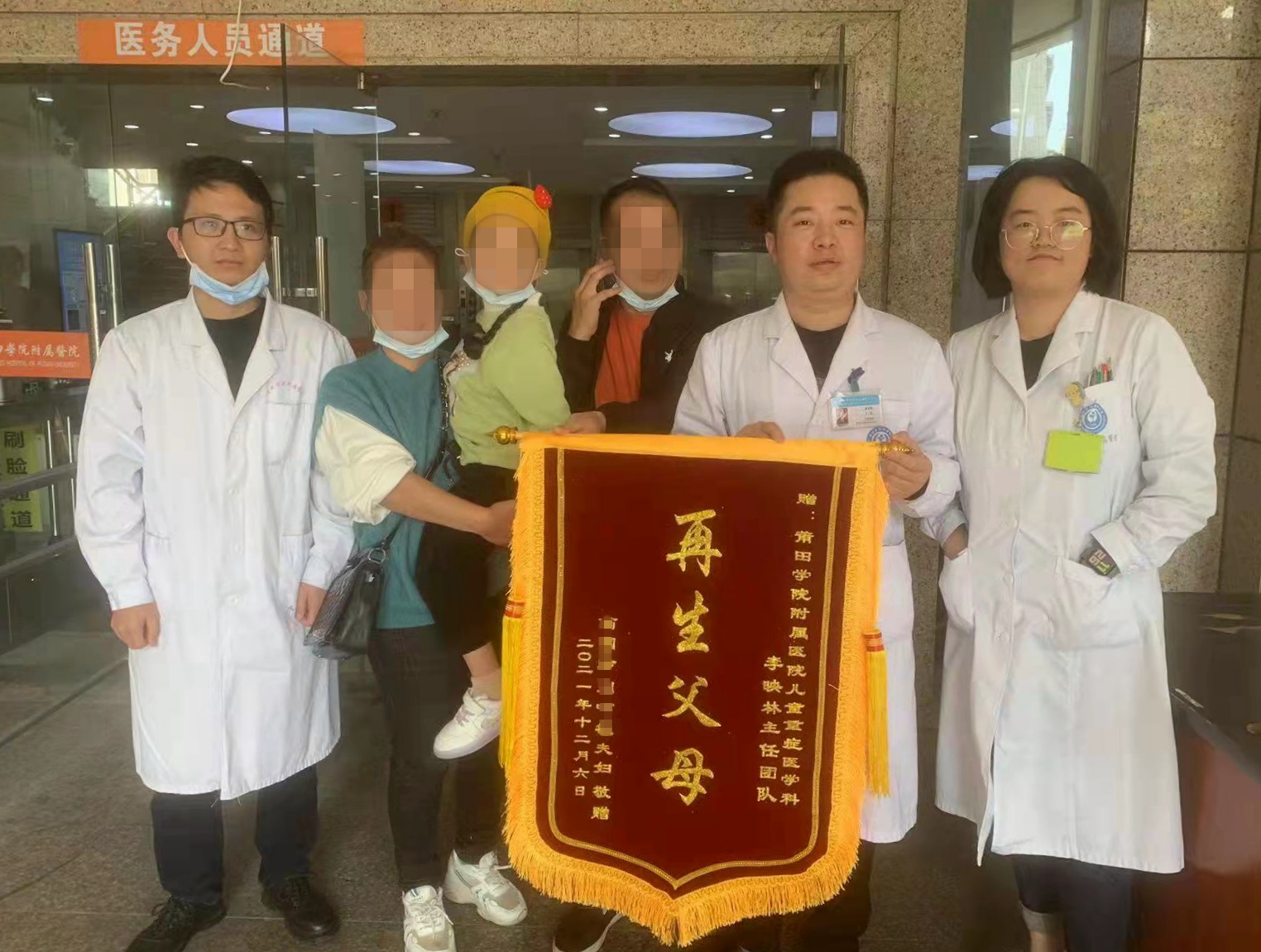 澳洲5岁女童车祸后救出弟弟，3幼童被困55小时后获救，父母车祸身亡_杰克·戴_孩子_康迪宁